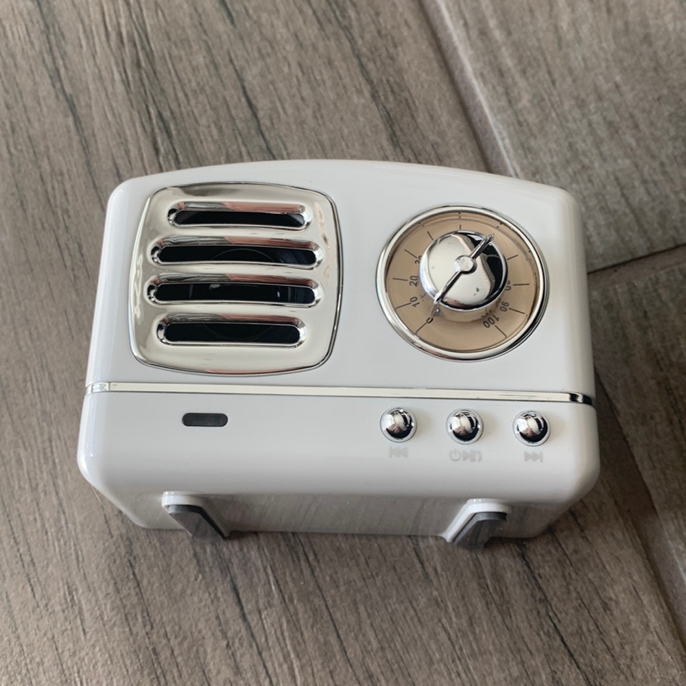 Mini retro portable speaker